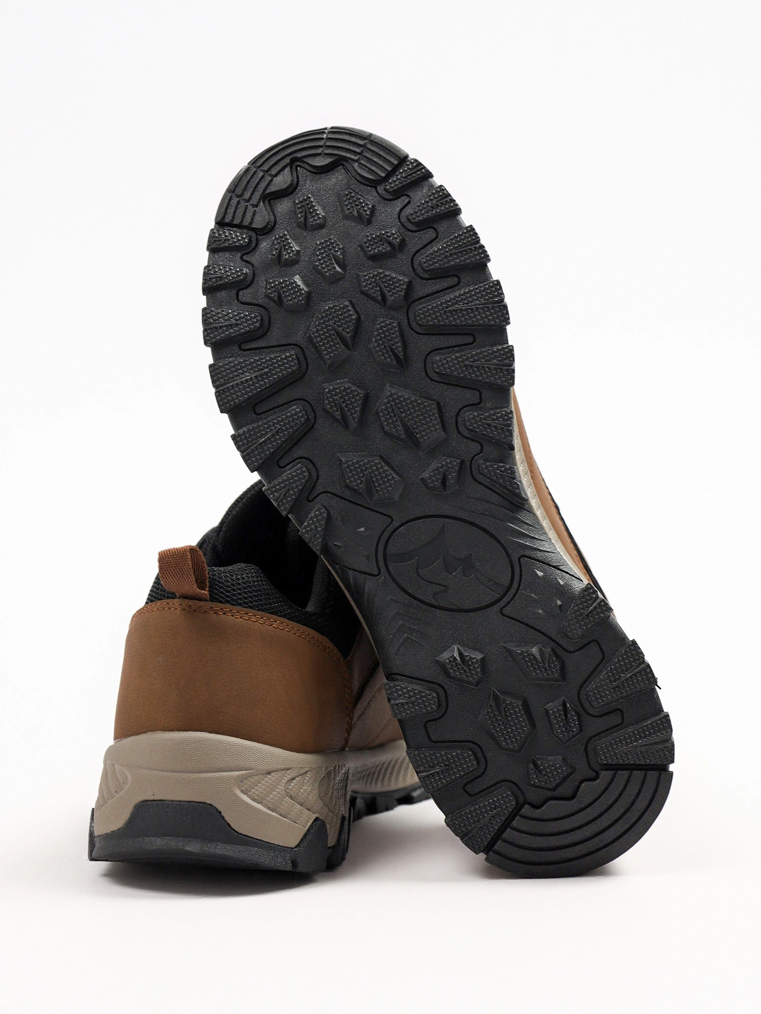 Кроссовки комбинированные коричневого цвета на рельефной подошве